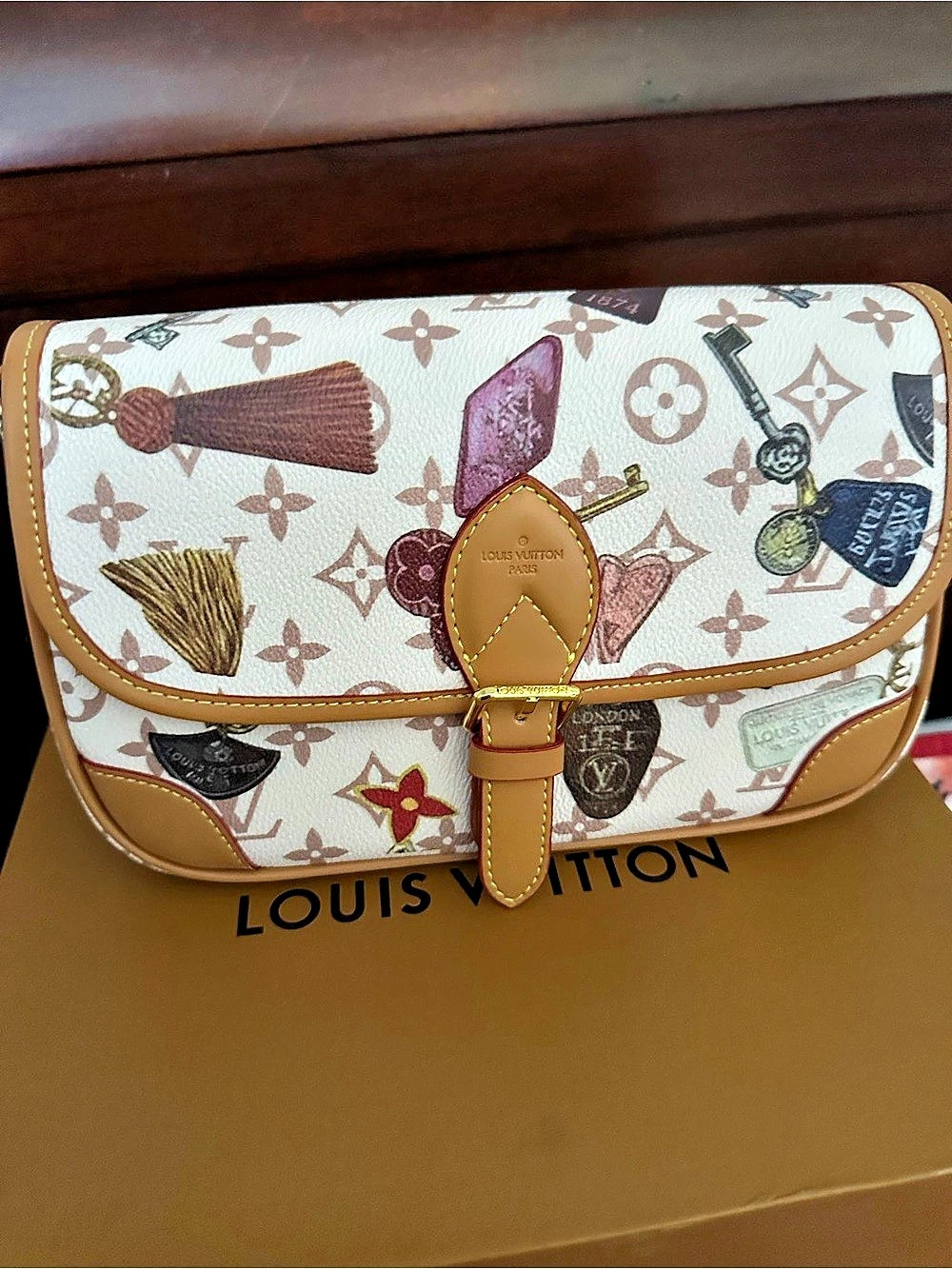 LV Crossbody Bag in White & Brown Like New - Picture 2 of 6